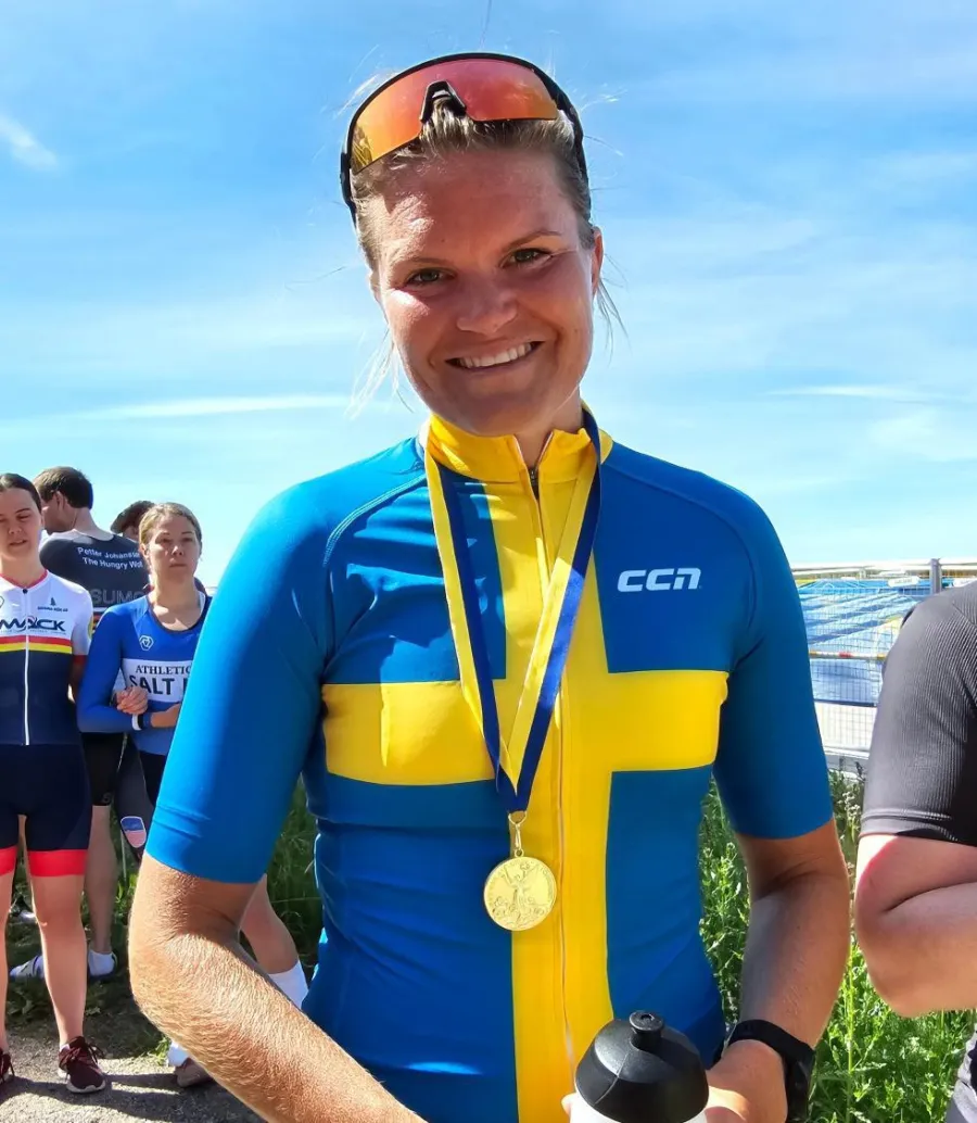 Emma with her gold medal in the Swedish champion's jersey